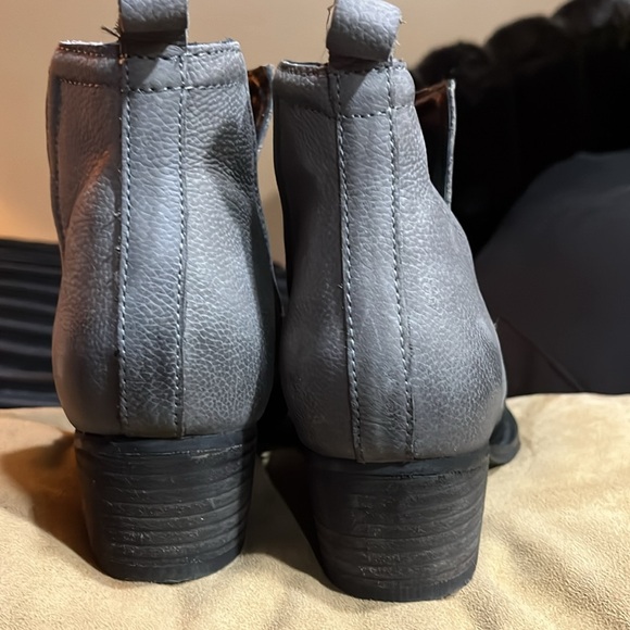 JOURNEE LEATHER COLOR BLOCK ANKLE BOOTS - Picture 6 of 6